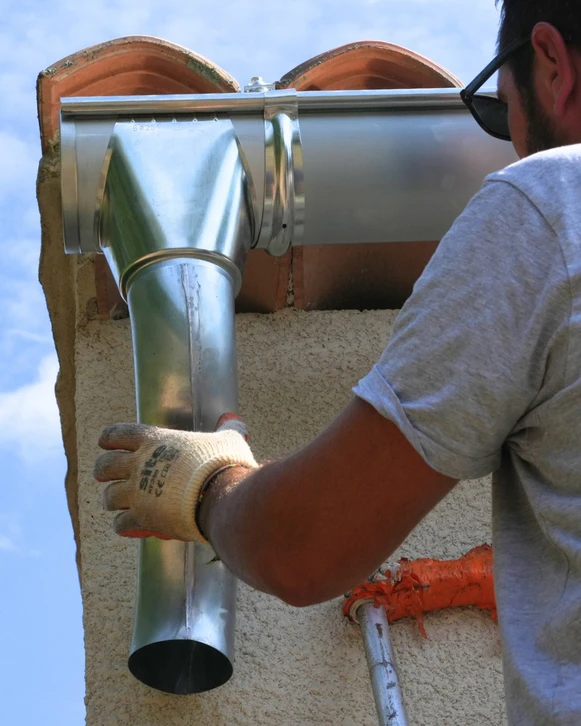 Deux techniciens en combinaisons de protection intégrale avec masques respiratoires effectuent une désinfection d'intérieur résidentiel