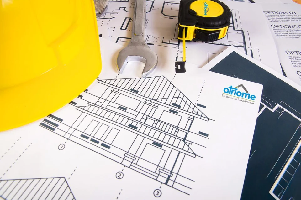 Intérieur résidentiel endommagé par infiltration d'eau, mur et plafond blancs présentant fissures importantes et décollement de peinture, traces d'humidité visibles sur parquet