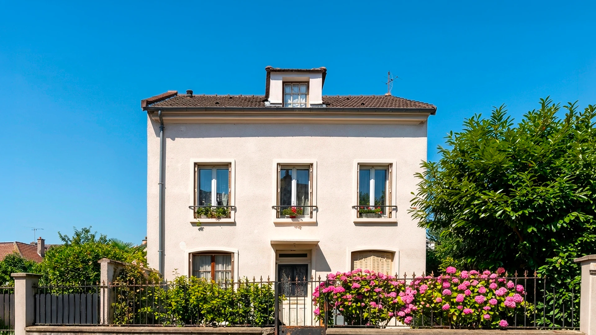 Réparation et rénovation des murs de la vieille maison avec l'installation de feuilles métalliques pour l'imperméabilisation et la protection contre la pluie